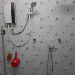 马兰Hidden Homestay的带淋浴和淋浴喷头的浴室