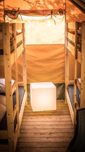 贝尔多夫Safari Tent XL Camping Belle-Vue的客房设有两张双层床和白色盒子。