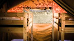 贝尔多夫Safari Tent XL Camping Belle-Vue的帐篷内带两张双层床的客房