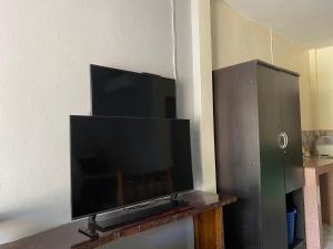奈扬海滩桑塔里之家旅馆的壁挂式大屏幕平面电视