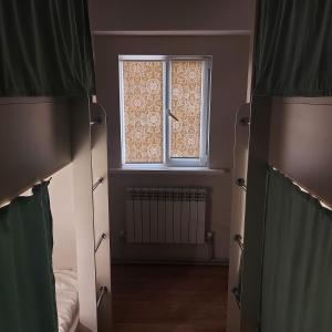 阿拉木图Hostel Nomad的一间卧室设有两张双层床和一扇窗户。