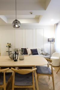 曼谷Upscale 3-bedroom 3-bathroom suite 1 min to BTS Prompong的客厅配有桌子和沙发