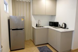 Upscale 3-bedroom 3-bathroom suite 1 min to BTS Prompong的厨房或小厨房