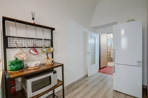 多利亚尼Dogliani Borgo Castello - Happy Rentals的厨房配有微波炉和冰箱。
