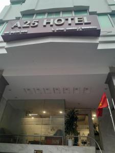 河内A25 Hotel - 221 Bạch Mai的大楼前的酒店标志