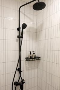 曼谷Upscale 3-bedroom 3-bathroom suite 1 min to BTS Prompong的浴室内配有淋浴和头顶淋浴