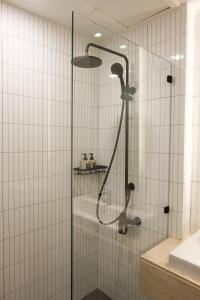 曼谷Upscale 3-bedroom 3-bathroom suite 1 min to BTS Prompong的浴室里设有玻璃门淋浴