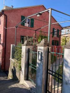 热那亚IL PERGOLATO的红色建筑前的铁门