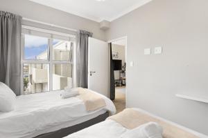 布鲁堡史特兰Nirvana 12的一间卧室设有两张床和窗户。