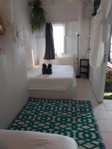 象岛悬崖小屋酒店的一间带两张床的卧室和地毯
