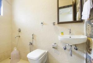 GoaAravind Residency Calangute的一间带水槽、卫生间和镜子的浴室
