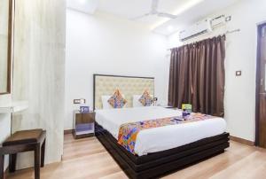 GoaAravind Residency Calangute的一间卧室,卧室内配有一张大床