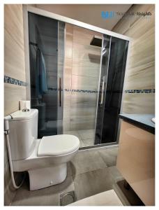安曼Weibdeh Heights Apartments的浴室配有白色卫生间和淋浴。