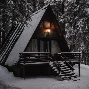 波罗维茨贾戈达马利纳别墅酒店的雪上的小房子,上面有灯