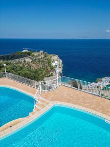 马萨鲁布朗斯Hotel Villa Lubrense Sorrento的海景游泳池