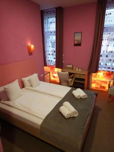 SentaFantastico Exlcusive Hotel的一间卧室配有一张大床和毛巾