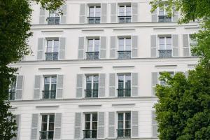 巴黎1,75 Paris La Sève的白色建筑的外墙,带有窗户