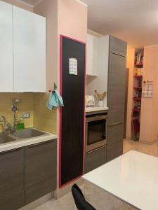 坎波巴索Appartamento a Campobasso的厨房配有冰箱和水槽