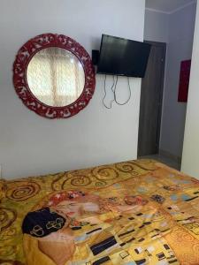 坎波巴索Appartamento a Campobasso的卧室配有一张壁挂镜子的床