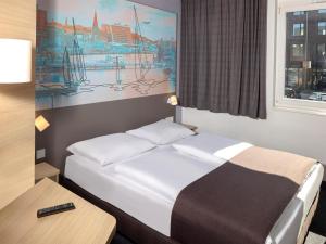 基尔基尔市住宿加早餐酒店的酒店客房设有床和窗户。