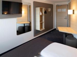 基尔基尔市住宿加早餐酒店的客房设有一张床、一张书桌和一面镜子