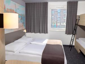 基尔基尔市住宿加早餐酒店的酒店客房设有两张床和窗户。