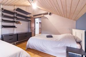 阿克斯莱泰尔姆La Polaire - 3 chambres télécabine à 200m的一间卧室设有两张床和木制天花板