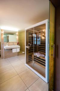 埃尔特维勒Weinhotel Offenstein Erben的一间带玻璃淋浴和水槽的浴室