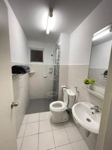 雪邦Myna Suite & Lenore at Alanis Residence Sepang, KLIA Homestay Apartment的一间带卫生间和水槽的浴室