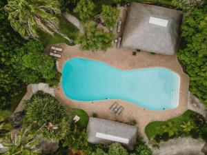 侯斯普瑞特Sunbirds Oasis Lodge的享有庭院游泳池的顶部景色