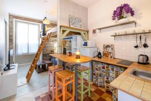 南特Le Perchoir de Niro的一个带木桌的厨房和一个带梯子的厨房