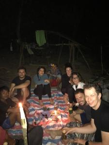 邦隆Happy Homestay Banlung & Trekking的一群人坐在毯子上,一群格马克斯韦尔