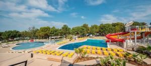 波雷奇Istra Sunny Tent in Lanterna Premium Camping Resort 4*的度假村内带水滑梯的大型游泳池