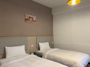 嘉义市偶然行旅的一间客房内配有两张床的房间