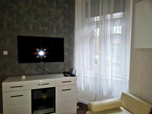 比托姆Apartament Moniuszki Starówka Bytom 40m2的一间带电视和窗户的客厅