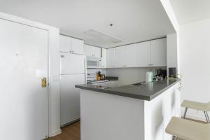 South Beach 1br w sun deck gym nr waterfront SFO-1658的厨房或小厨房