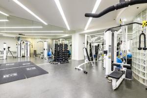 旧金山South Beach 1br w sun deck gym nr waterfront SFO-1658的健身房,配有许多跑步机和机器