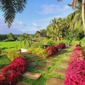 MajayjaySamkara Restaurant and Garden Resort的一座种有红色花卉的花园