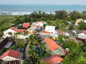 An Bàn (2)Pao Homes - An Bang Beach Stone Villa的享有小镇的空中景致,设有房屋和大海