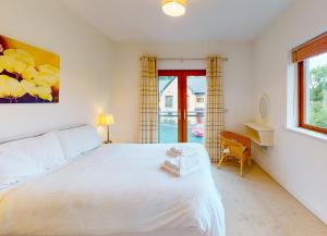 基拉卢Lakeside HH No 30 - 2 Bed的卧室设有一张白色大床和一扇窗户。