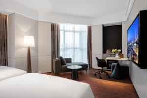 武汉武汉关山大道城际酒店的配有一张床和一张书桌的酒店客房