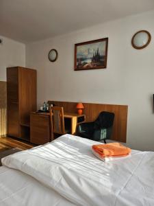 弗沃茨瓦韦克"Hel" Wieniec Zdrój的一间卧室配有一张带橙色毛巾的床