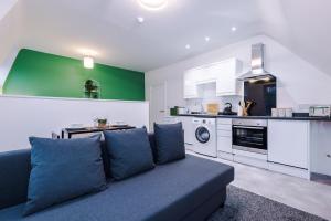 利物浦Charming abode near city centre/free parking的带沙发的客厅和厨房
