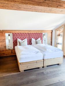 韦伯格B&B at Kreativhaus Tirol的木墙客房 - 带两张单人床