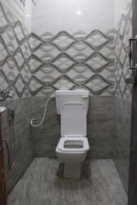 兰奇Green Valley Seas and Resorts的浴室设有淋浴间和卫生间。