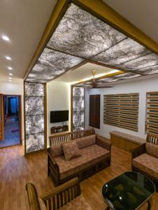库玛拉孔Grand Villa Houseboat的带沙发和平面电视的客厅