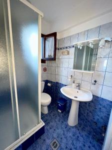 阿吉奥斯伊欧尼斯Aegean View House的浴室配有卫生间、盥洗盆和淋浴。
