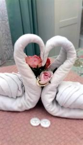 马德里米兰旅舍的两颗心,用毛巾制成,两朵玫瑰