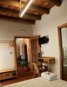 列雷纳casa rural Cieza de León的一间卧室配有一张床,另一间卧室配有镜子