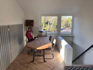格罗宁根Short Stay house in Groningen的小房间设有桌子和窗户